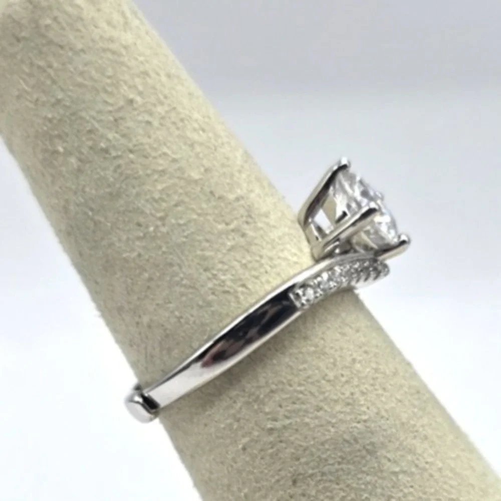 Moissanite V-shaped 1 CT Round Ring Size 6.5 Adjustable Sterling Silver 925 NWOT